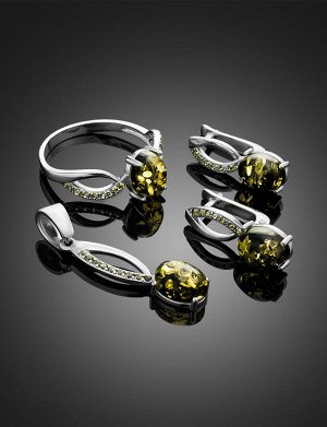 Серебряное кольцо, украшенное натуральным зелёным янтарём и фианитами «Ренессанс»