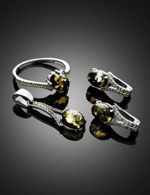 Тонкое серебряное кольцо, украшенное фианитами и натуральным зелёным янтарём «Ренессанс»