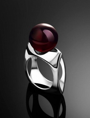 Яркое стильное кольцо из серебра и вишнёвого янтаря «Юпитер»