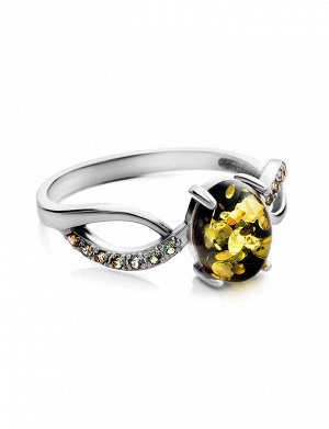 Серебряное кольцо, украшенное натуральным зелёным янтарём и фианитами «Ренессанс»