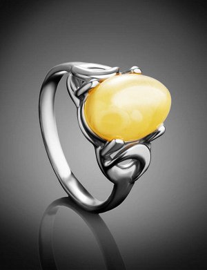 Серебряное кольцо с натуральным янтарем молочно-медового цвета «Пруссия»