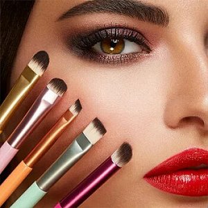 ВЕЕРООБРАЗНАЯ КИСТЬ ДЛЯ РЕСНИЦ