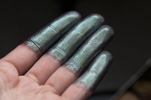Агрессор Рассыпчатые тени для век Sigil inspired Tammy Tanuka, тон "Агрессор", локация Горная Деревушка.

 
 Техническая информация:

 Цвет: хвойно-зеленый сатин на коричневой базе. Это холодная и те