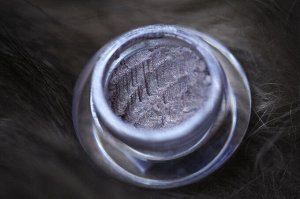 Серый Клык Рассыпчатые тени для век Sigil inspired Tammy Tanuka, тон "Серый Клык", локация Лунные Эльфы.

 Техническая информация:

 Цвет: Вот цвет, словно мех лавандовой шиншиллы - он серый, невесомы