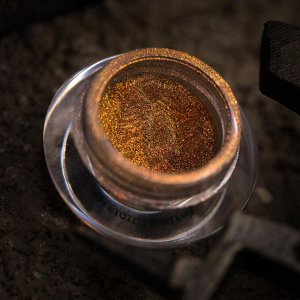 Грозная Девочка на Берегу Фьорда