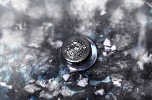 Дух Бурана Рассыпчатые тени для век Sigil inspired Tammy Tanuka, тон "Дух Бурана", локация Лунные Эльфы.

 Техническая информация:

 Цвет: Довольно темный, пасмурный синий. Легкий в использовании и ат