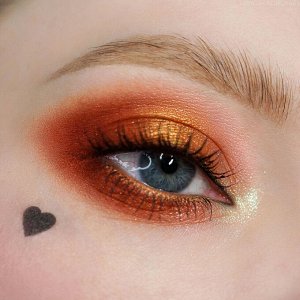 Gourmand Powder based eyeshadow Sigil inspired Tammy Tanuka, shade «Gourmand», location The Moon Plateau

 Information:

 Colour: salmon-coloured satin with microshimmer. Use complexity: medium. We re