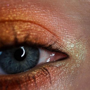 Gourmand Powder based eyeshadow Sigil inspired Tammy Tanuka, shade «Gourmand», location The Moon Plateau

 Information:

 Colour: salmon-coloured satin with microshimmer. Use complexity: medium. We re