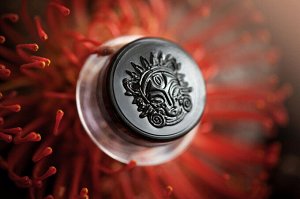 Бомбардир Рассыпчатые тени для век Sigil inspired Tammy Tanuka, тон "Бомбардир", локация Драконий Пик.

 
 
 
 Техническая информация:
 
 
 Цвет: крупная оранжевая слюда с "влажным" белым бликом