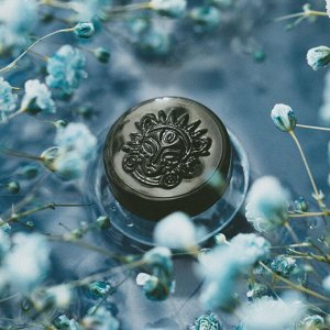 Ретивая Рассыпчатые тени для век Sigil inspired Tammy Tanuka, тон "Ретивая", локация Беспокойное море.

 

 Техническая информация:

 Цвет: очень крупная сияющая слюда. Цвет синий с желтоватым отблеск