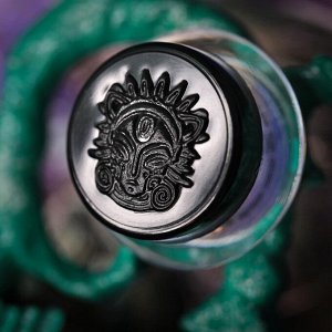 Обличитель Рассыпчатые тени для век Sigil inspired Tammy Tanuka, тон "Обличитель", локация Беспокойное Море. 

 Техническая информация:

 Цвет: Теплая поверхность вод и холодная синяя глубина. Призмат