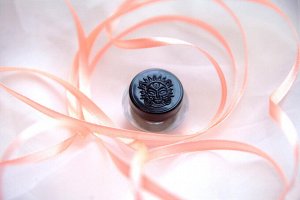 Gourmand Powder based eyeshadow Sigil inspired Tammy Tanuka, shade «Gourmand», location The Moon Plateau

 Information:

 Colour: salmon-coloured satin with microshimmer. Use complexity: medium. We re