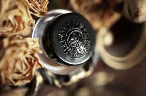 Синьора Рассыпчатые тени для век Sigil inspired Tammy Tanuka, тон "Синьора", локация Темный Замок.

 
 Техническая информация:
 
 Цвет: светлый красновато-коричневый тон.

 Рекомендации по нанесени