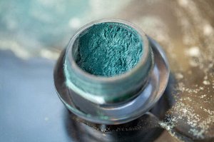 Doctor Powder based eyeshadow Sigil inspired Tammy Tanuka, shade «Doctor», location The Restless Seas 

 

 Information:

 Colour: Cold green metallic. Loud, sparkly, freshly icy. Density is higher th