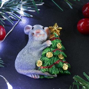 Магнит "Крыса у елки" серый 1,5х5х5см