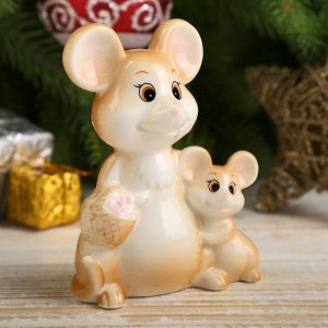 Сувенир керамика "Коричневая мышка с мышонком с корзинкой цветов" 9,7х7х4,2 см