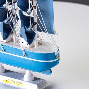 Сувенирная модель корабля «Аскольд», борта голубые с полосой, паруса голубые, 23.5x4.5x23 см