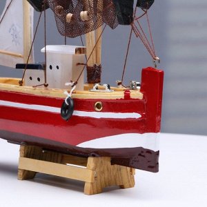Сувенирная модель корабля «Рыбацкое судно», 20x20см