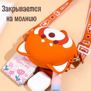 Сумка Детская сумка с ярким рисунком, изготовлена из плотного силикона, что обеспечивает прочность и долговечность.
Вместительное внутреннее отделение подходит для различных мелочей и закрывается на м
