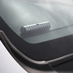 Табличка с номером телефона (автовизитка), закрывающаяся, чёрная/серебристая
