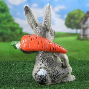 Садовая фигура "Заяц с морковкой"