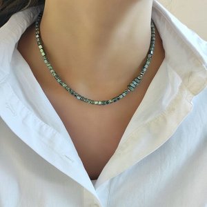 Чокер из кубиков из гематита зелёные травянистые оттенки