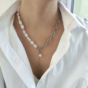 Колье из натурального лунного камня в фурнитуре из стали