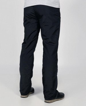Спорт Утепленные мужские брюки выполнены из ветрозащитной ткани с водоотталкивающим покрытием, утеплитель синтепон, подкладка байка. Имеют два боковых кармана на молниях, задний карман на молнии, широ