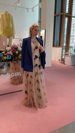 Платье Цена 30000
идет на российский 42
 бренд Blugirl
тел.89147921481