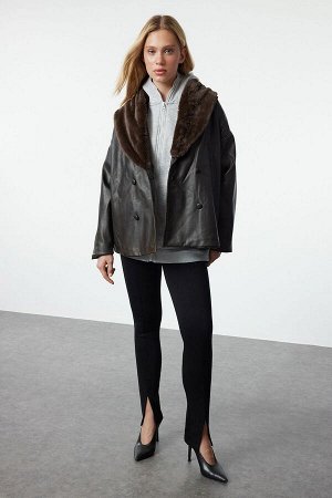 Темно-коричневое пальто из искусственной кожи с большим вырезом и меховой отделкой