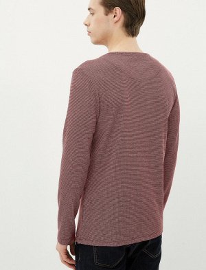 Пуловер Материал: %80полиэстер , %20 Вискоз Параметры модели: рост: 189 cm грудь: 102 талия: 75 бедра: 95 Надет размер: M