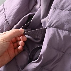 Куртка демисезонная с капюшоном стеганая, приталенная на молнии, наполнитель утиный пух, белый