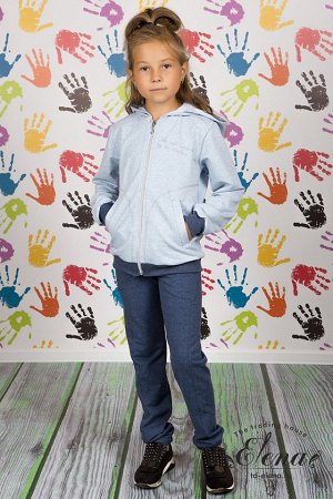 Костюм Костюм детский выполнен из футер петли комбинированных расцветок. Куртка с центральной застежкой на молнию, длинным рукавом на манжете и капюшоном, двумя карманами и принтом спереди. Брюки с ка
