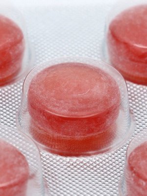 Леденцы в блистере «С 8 Марта», со вкусом клубника со сливками, 16 г
