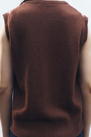 Топ Цвет как на первом фото ЖИЛЕТ-СВИТЕР С АЛМАЗНЫМ УЗОРОМ (WESTENPULLOVER MIT RAUTENMUSTER) Свитер без рукавов с круглым вырезом. Планка на пуговицах спереди. СОСТАВ МАТЕРИАЛА, ИНСТРУКЦИИ ПО УХОДУ И 