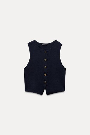 Топ Цвет как на первом фото ТРИКОТАЖНЫЙ ЖИЛЕТ СТРЕТЧ (STRICKWESTE STRETCH) Жилет из трикотажного полотна. Круглый вырез и отсутствие рукавов. Асимметричный подол. Застежка спереди на рельефные металли
