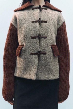 Топ Цвет как на первом фото КУРТКА ИЗ ШЕРСТИ И ШЕРСТИ (JACKE MIT KNEBELKN?PFEN UND WOLLE) Шерстяная куртка. Воротник с лацканами и длинные рукава. Передние карманы с клапанами. Застежка-переключатель 