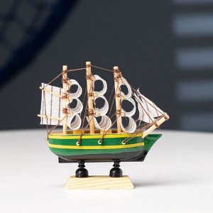 Сувенирная модель корабля «Аркхем», борта зелёные с жёлтой полосой, паруса белые, 3x10x10 см