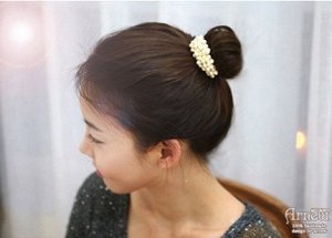 Резиночка Резиночки и заколки для волос, украшенные бусинами, выглядят романтично и утончённо.