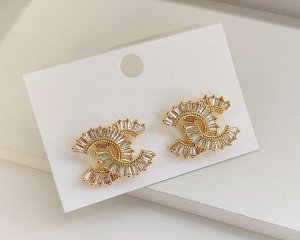 Серьги Вставка: Цирконы
Материал изделия: ювелирный сплав
Размер: 1.3 *1.7 см

Красивые серьги из специального гипоаллергенного ювелирного сплава, который покрыт золотом или устойчивым родиевым покр