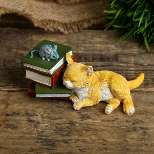 Сувенир полистоун миниатюра "Кот уснул на книжках" 3,5х9х5 см