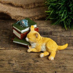Сувенир полистоун миниатюра "Кот уснул на книжках" 3,5х9х5 см