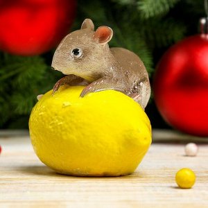 Сувенир полистоун "Мышка на лимоне" 6,5х7,5х4,5 см   4283779