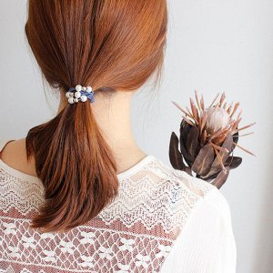 Резиночка Резиночки и заколки для волос, украшенные бусинами, выглядят романтично и утончённо.