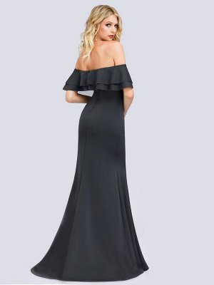 Вечернее темно-серое длинное платье с открытыми плечами и воланами по груди.
