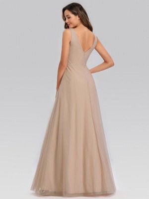 Элегантное светлое вечернее платье без рукавов с V-образным вырезом 