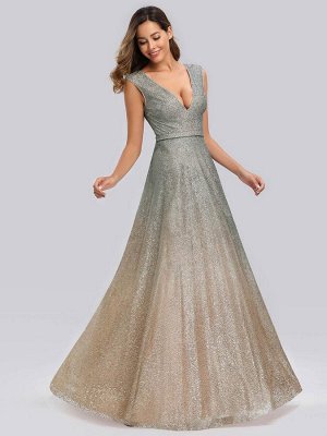Элегантное серебрянное вечернее длинное платье с V-образным вырезом  из блестящей ткани с эффектом омбре. 