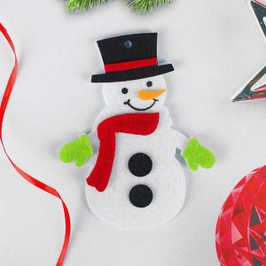 Набор для творчества - создай ёлочное украшение из фетра «Снеговичок в красном шарфике»