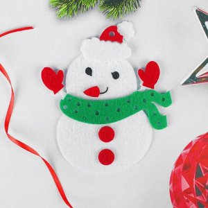Набор для творчества - создай ёлочное украшение из фетра «Снеговик в шарфике»