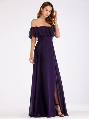 Вечернее длинное  фиолетовое платье с открытыми плечами  и разрезом